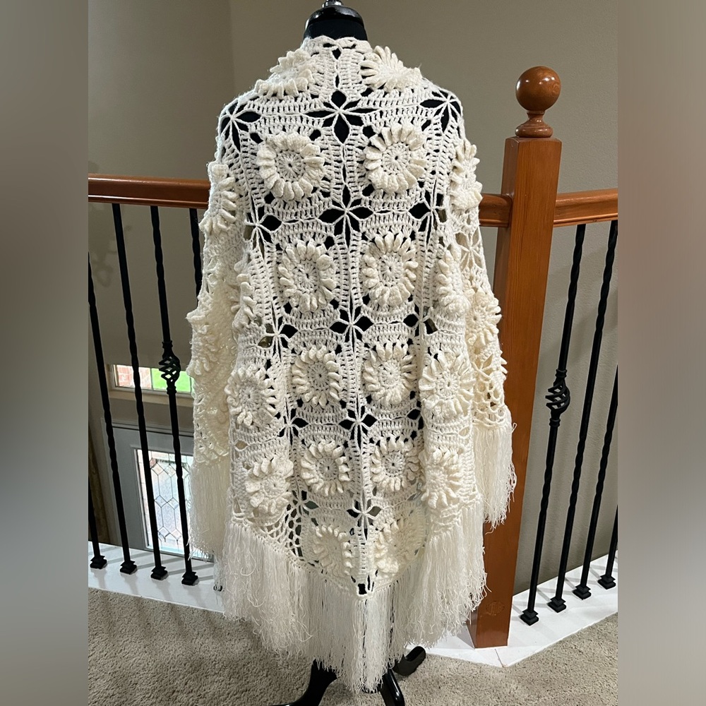 VINTAGE Crochet Fringe Shawl in Cream UNBRANDED, ONE SIZE - Picture 6 of 13